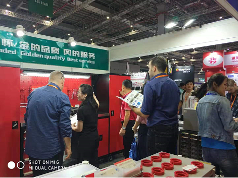 天金岡技術經理周艷玲女士為國外客戶講解產品