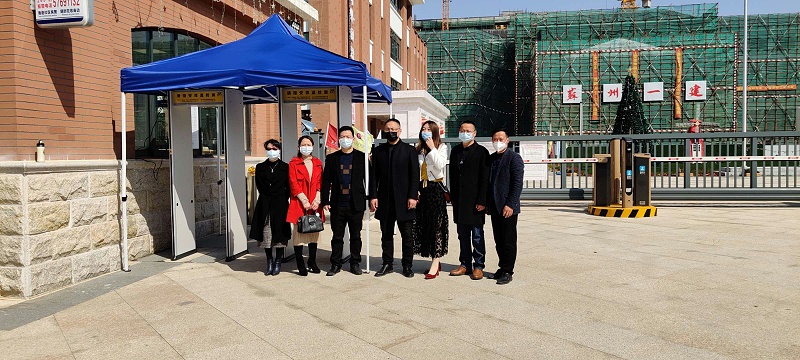 工具柜生產廠家天金岡與愛心企業合影留念